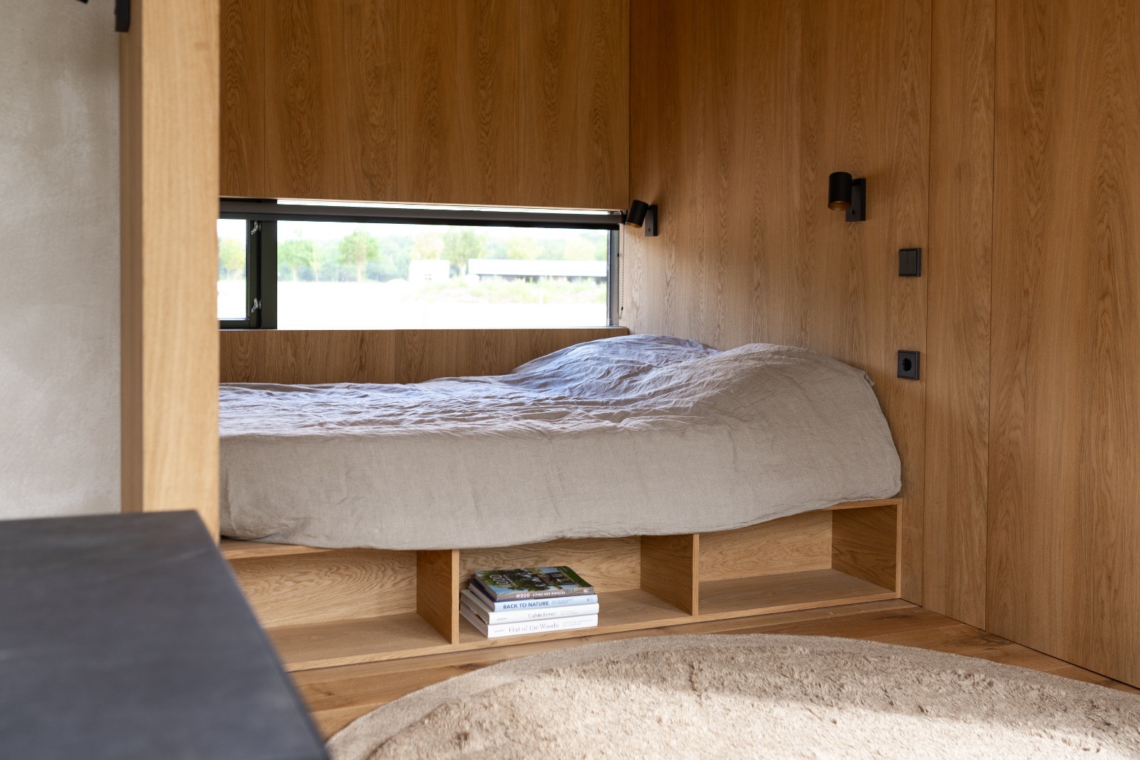 Kingsize bed in de slaapkamer, met uitzicht naar buiten