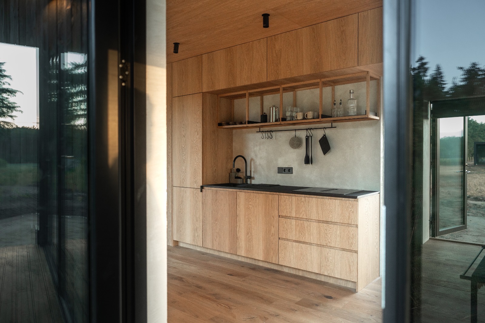 De keuken met de openslaande pui, waar binnen en buiten in elkaar overlopen
