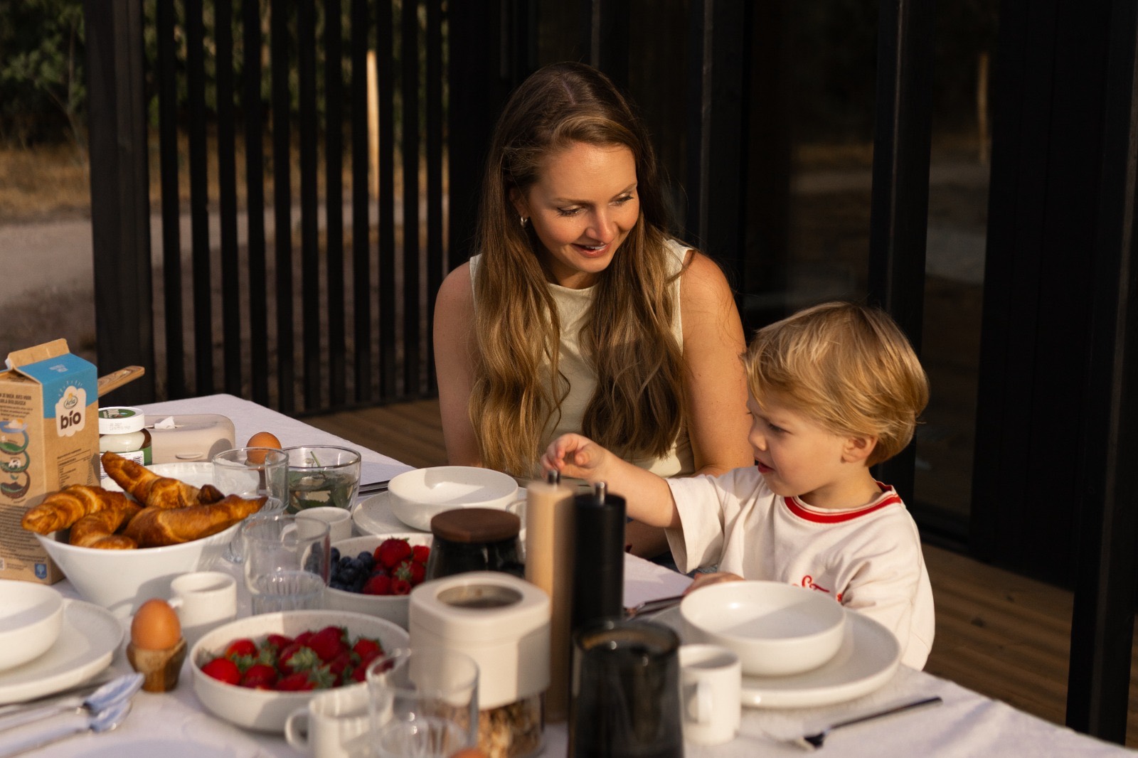 Gezin dat samen aan tafel eet op het terras